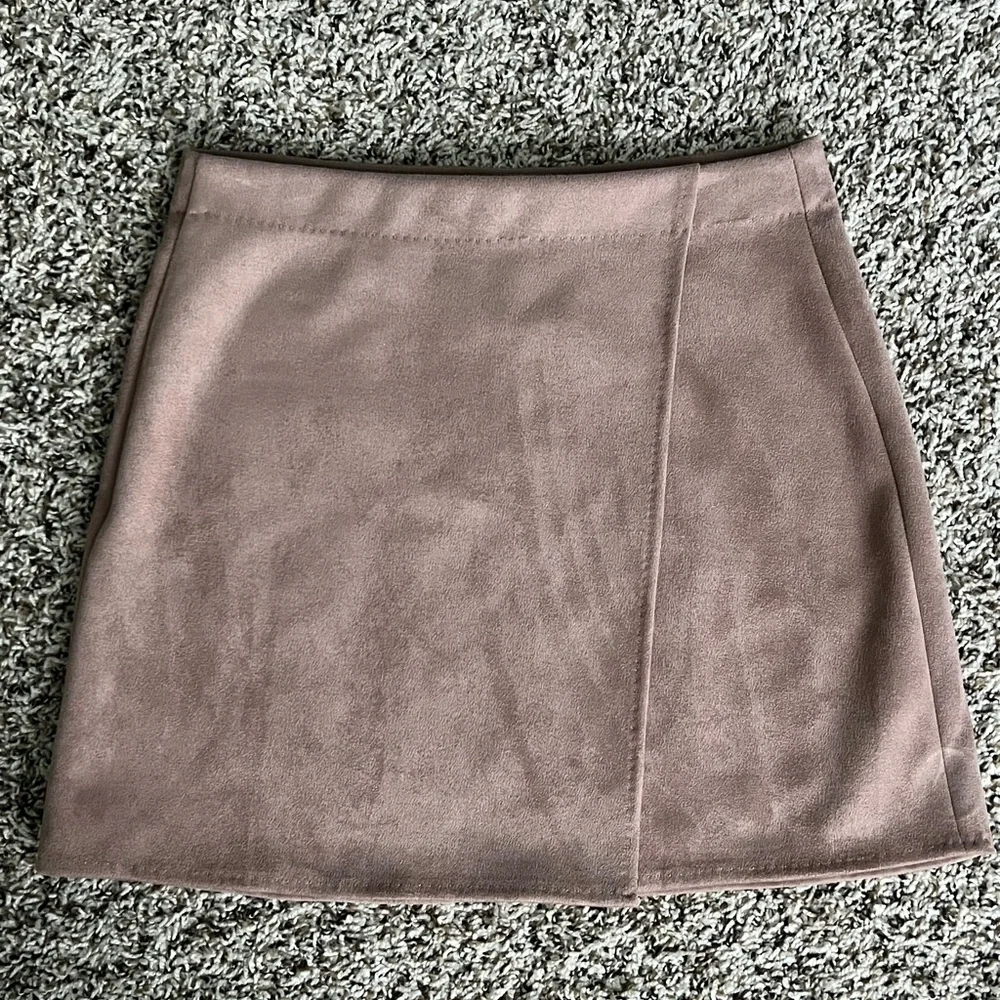 🤍 Woman’s Max Studio Mauve Faux Suede Wrap Miniskirt - Picture 2 of 9